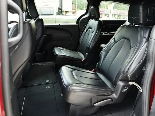 Used 2025 Red Hot Pearlcoat Chrysler Select image 22