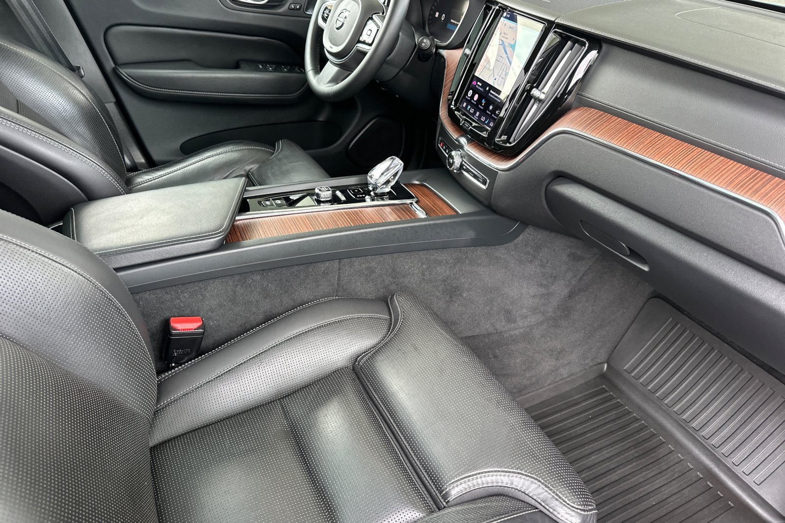 Used 2023 Gray Volvo B6 Ultimate Dark Theme image 18