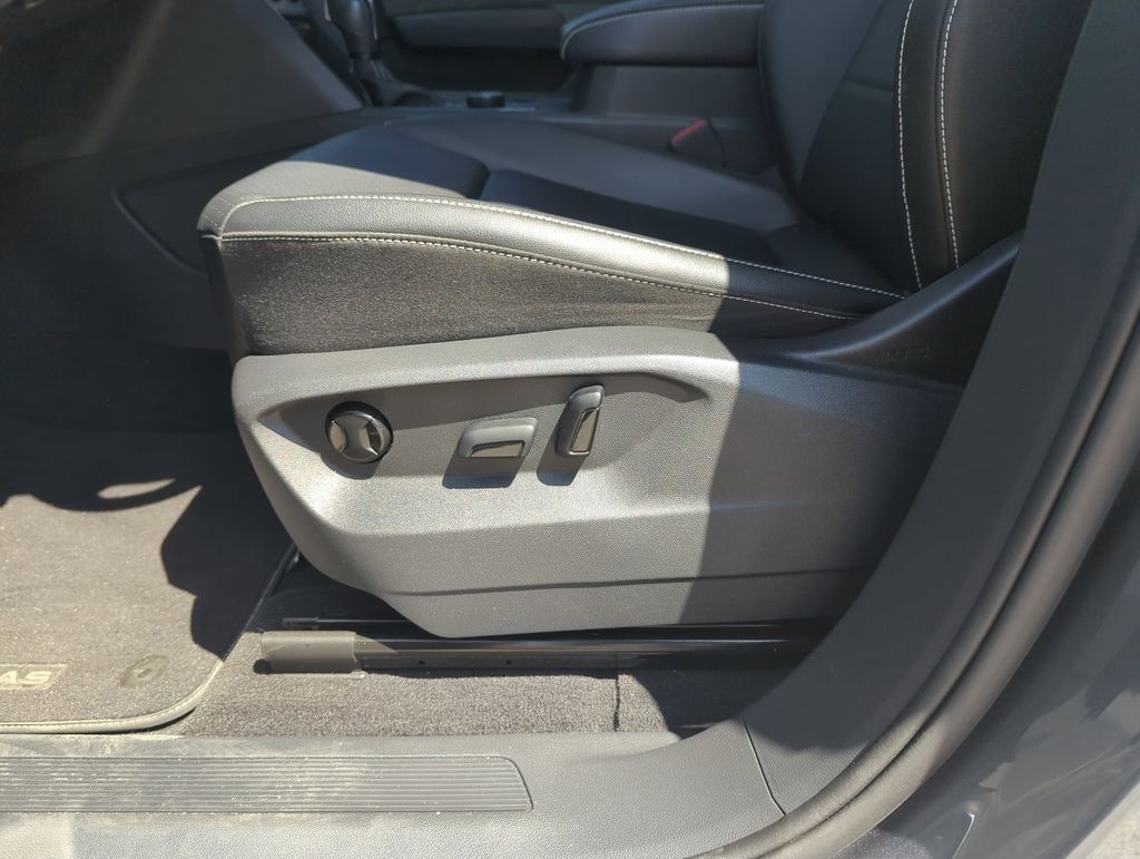 Used 2023  Volkswagen 2.0T SE image 13