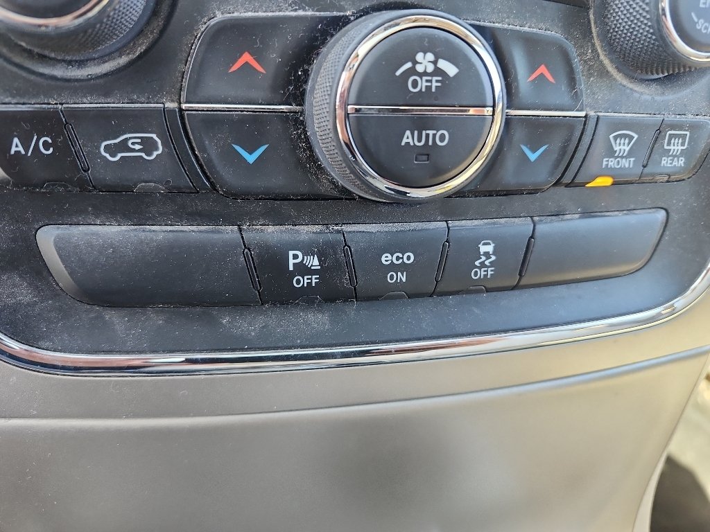 Used 2015 Champagne Jeep Limited image 27
