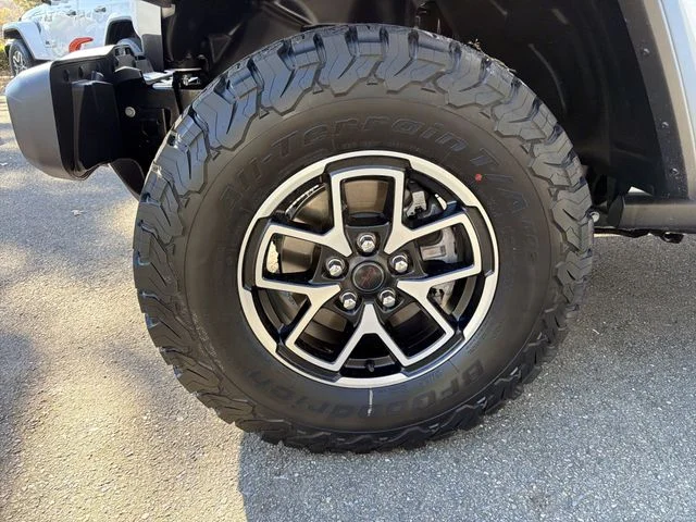New 2026 Bright White Clear-Coat Exterior Paint Jeep Rubicon image 11