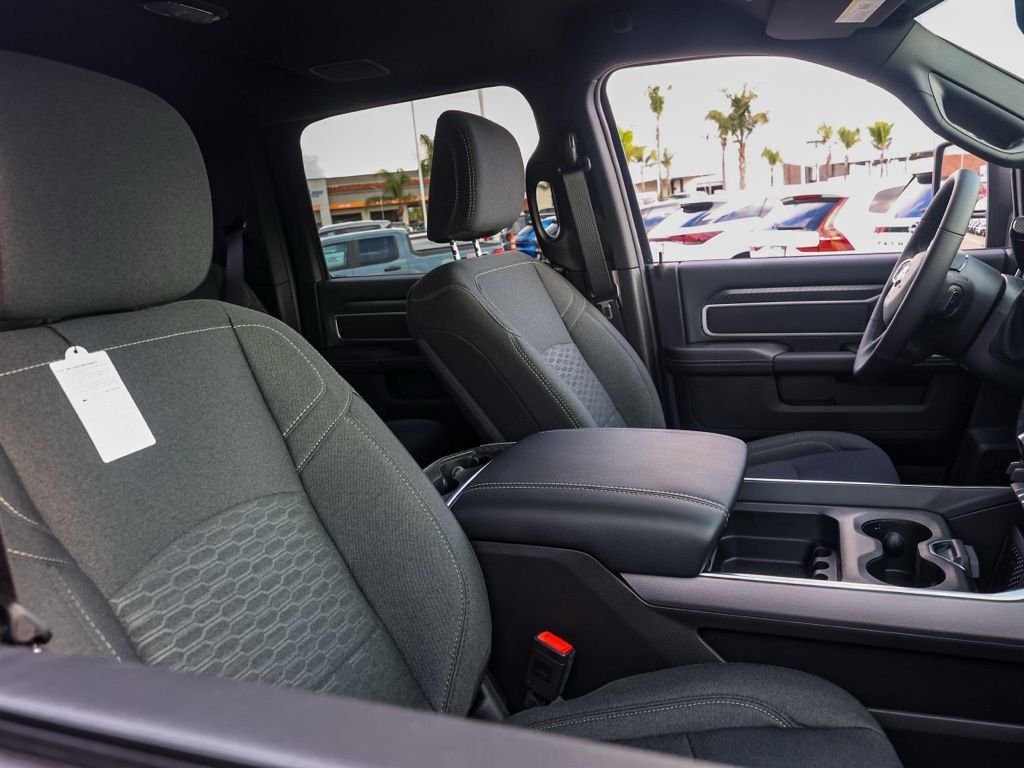 New 2026 Diamond Black Crystal Pearl-Coat Exterior Paint RAM Big Horn Night Edition image 20