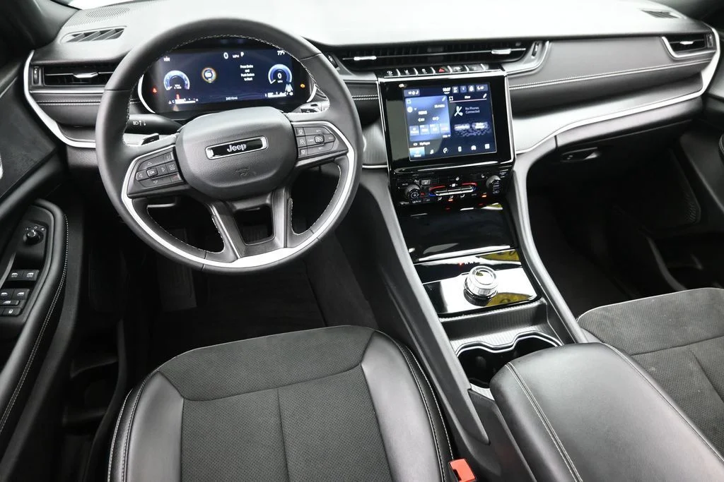 Used 2025 White Jeep Altitude X image 17