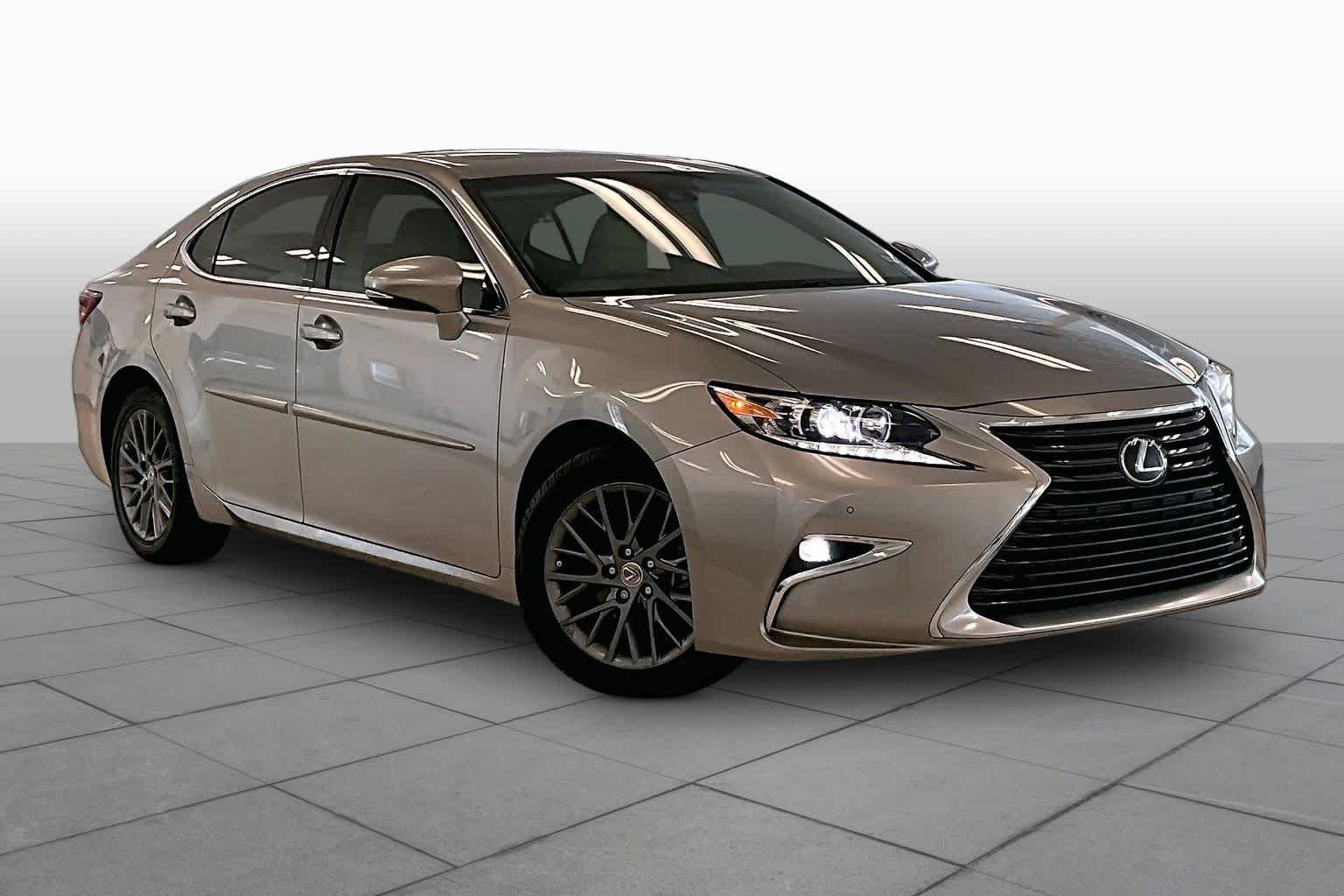 Used 2018 Atomic Silver Lexus  image 2