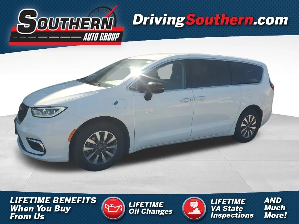 2024 Chrysler Pacifica Hybrid Select PHEV's photo