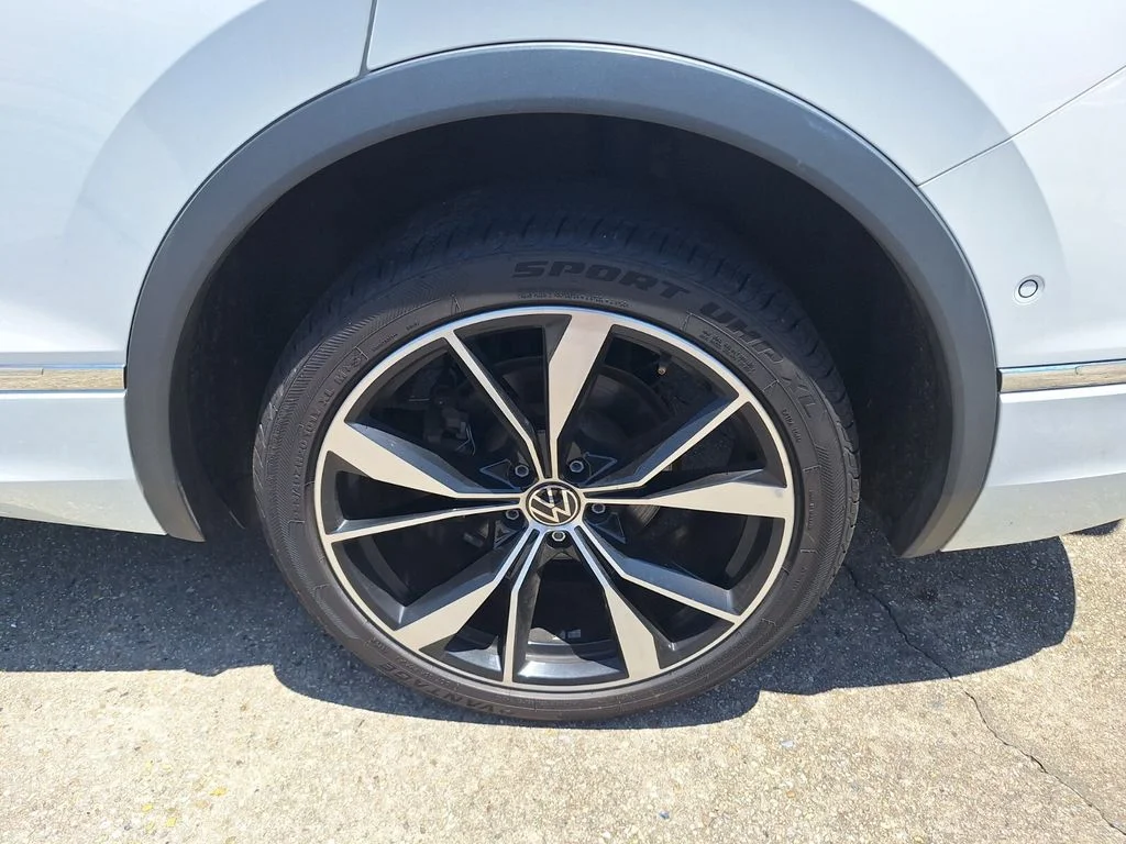 Used 2023  Volkswagen 2.0T SEL R-Line image 25