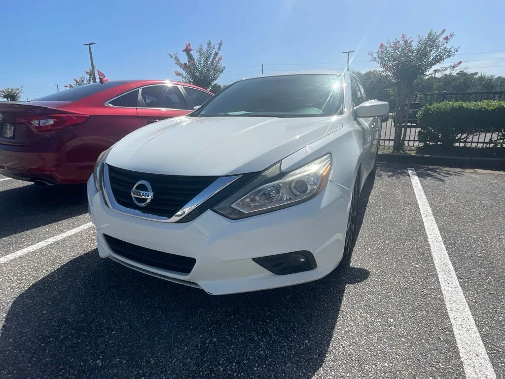 Used 2018 White Nissan 2.5 SV image 1