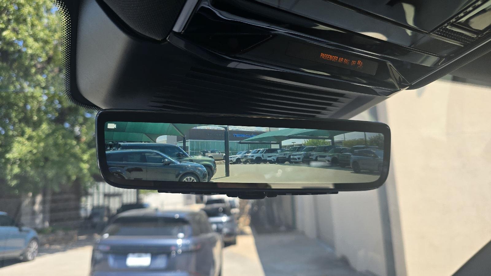 Used 2025 Santorini Black Metallic Land Rover SE image 17