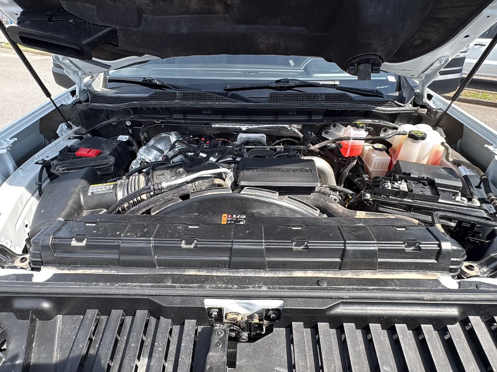 Used 2025 Summit White Chevrolet  image 34