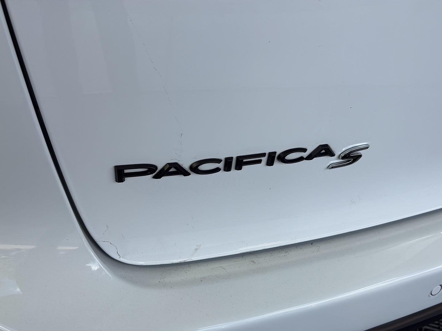 Used 2022 Bright White Clearcoat Chrysler Hybrid Limited image 8