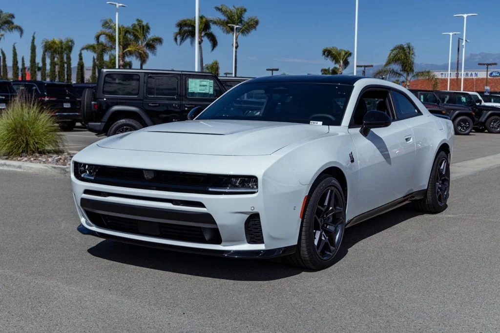 New 2026 White Knuckle Exterior Paint Dodge R/T Scat Pack 2-door AWD image 7