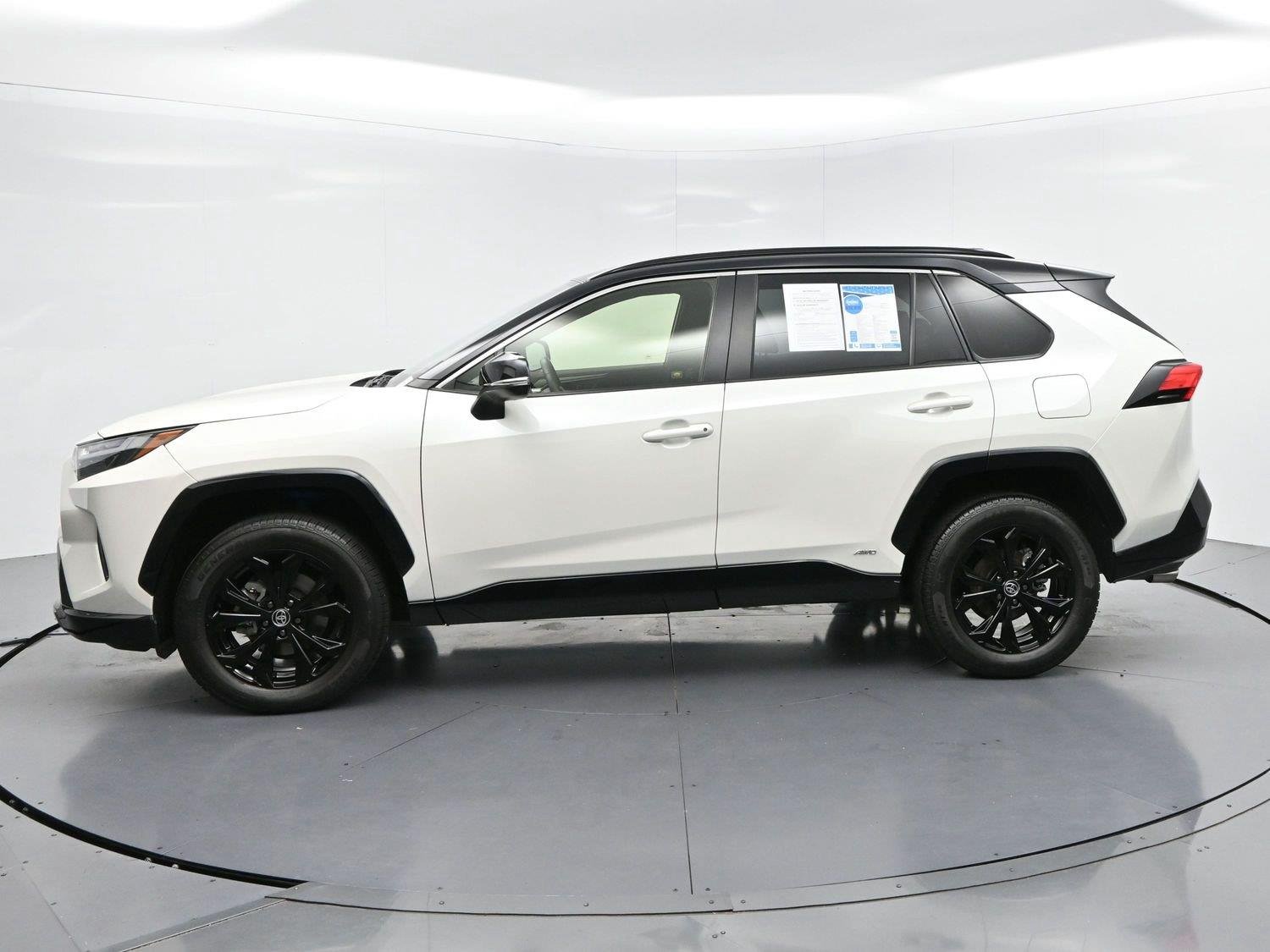 Used 2022  Toyota Hybrid XSE image 4
