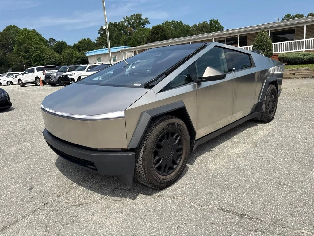Used 2024  Tesla Base image 1