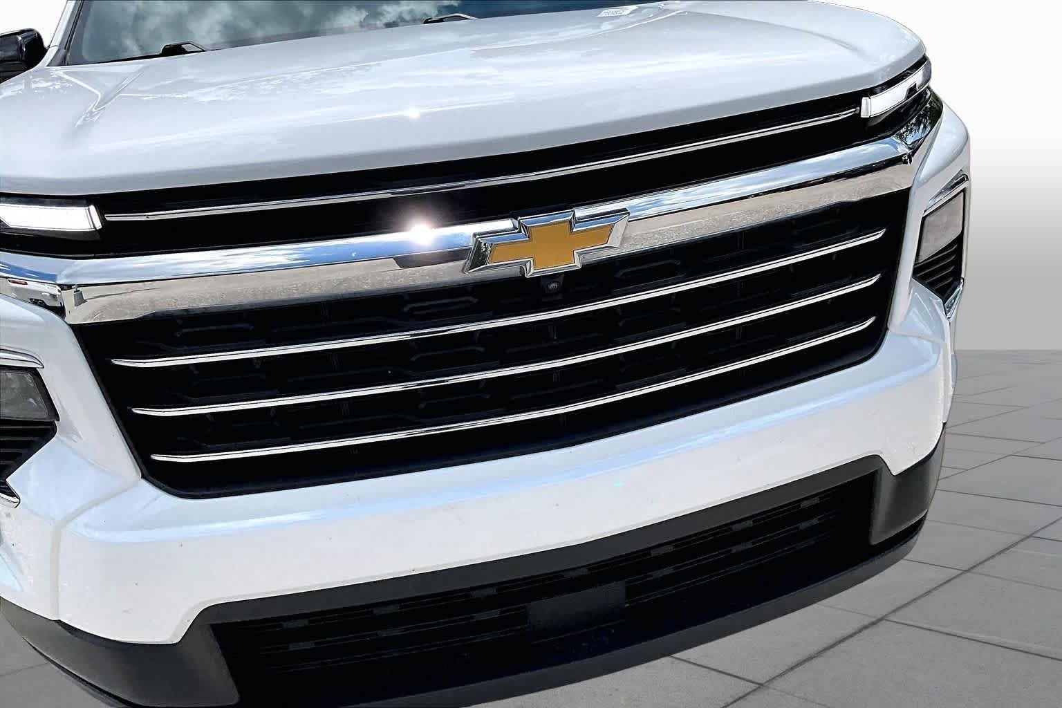 Used 2025 Summit White Chevrolet FWD LT image 30