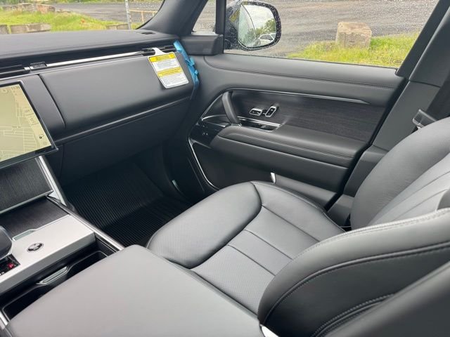 New 2026 Santorini Black Land Rover SE image 11