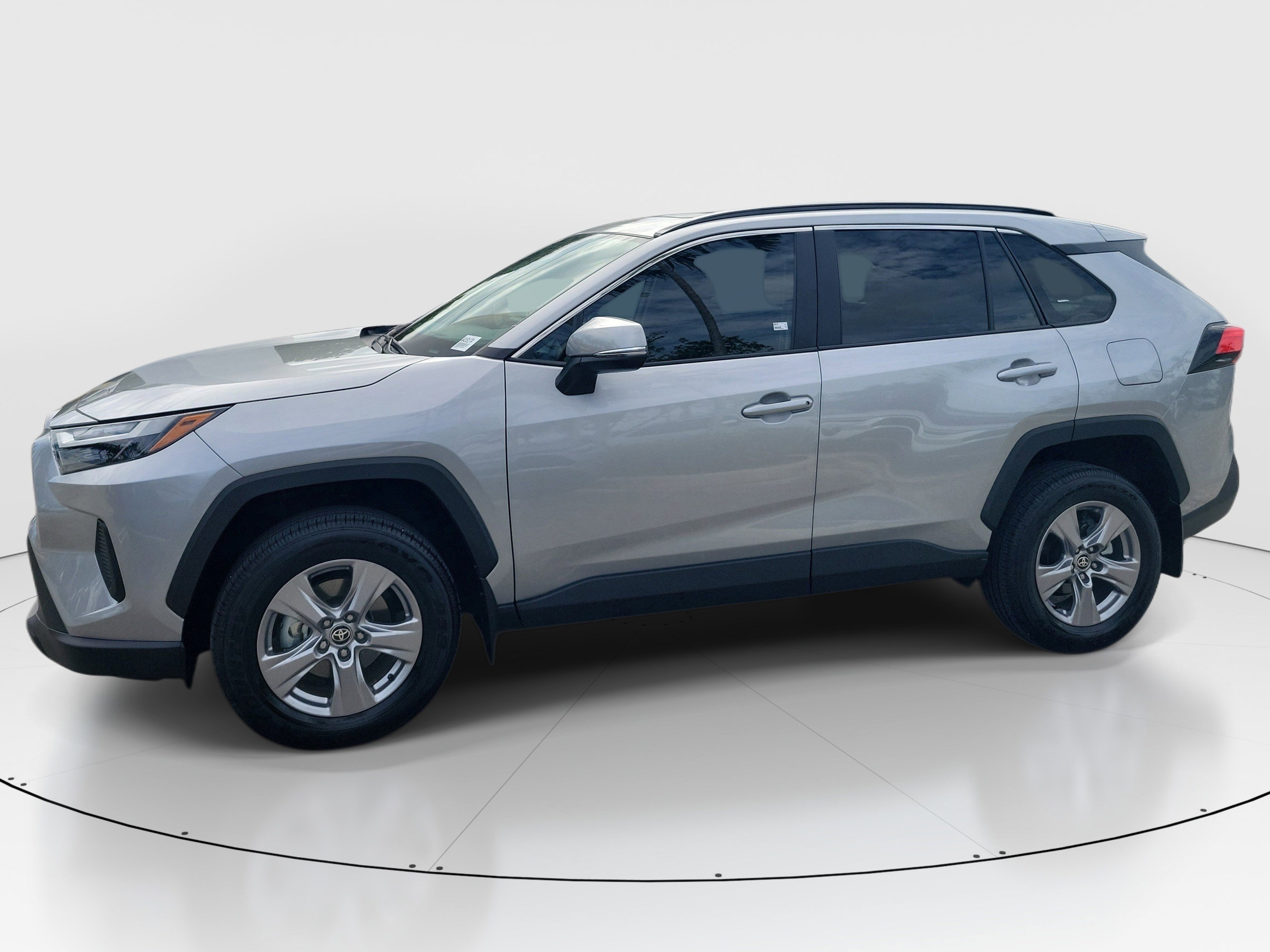 Used 2025 Silver Sky Metallic Toyota XLE image 4