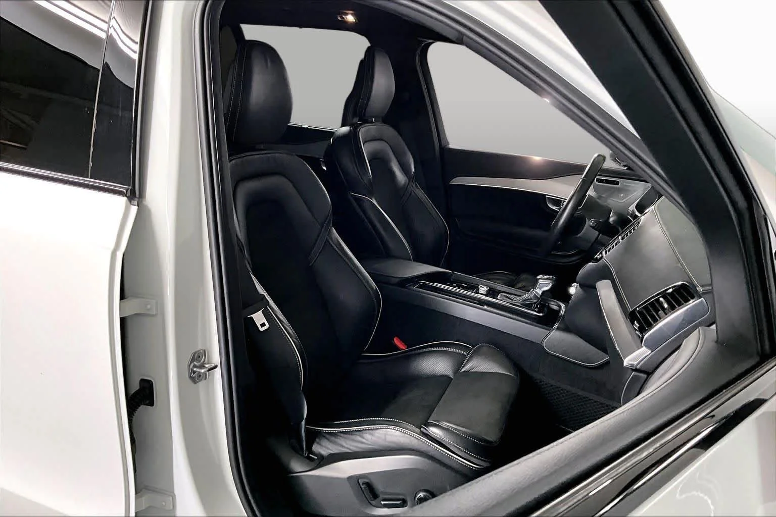 Used 2021 Crystal White Metallic Volvo R-Design image 8