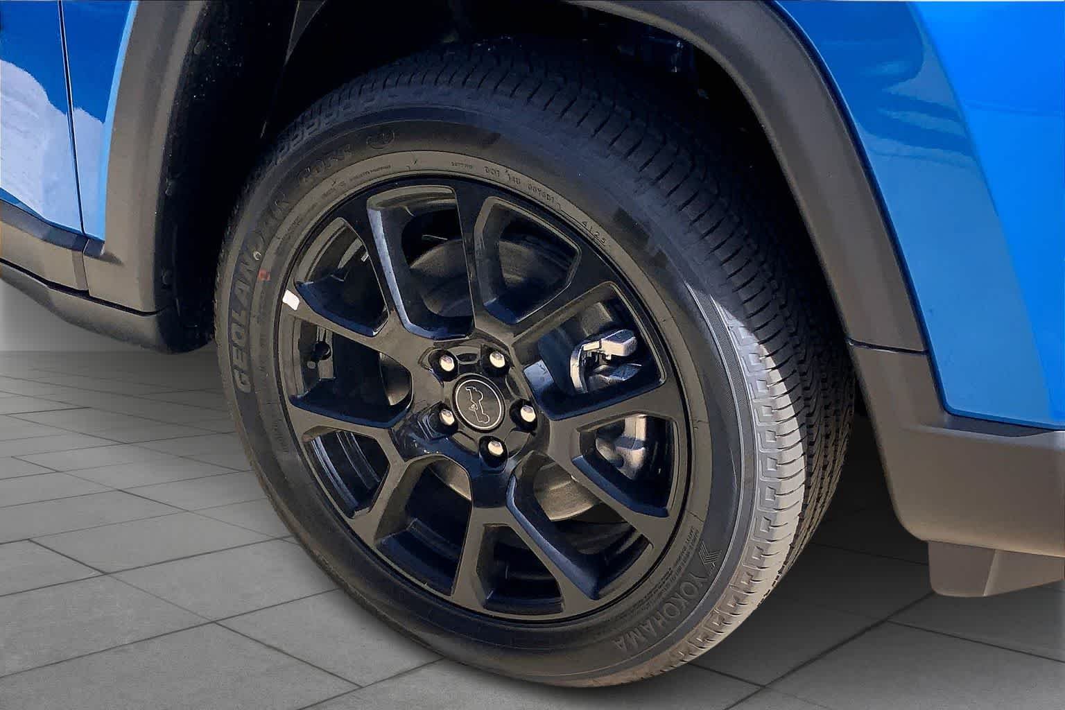 New 2026 Hydro Blue Pearlcoat Jeep Latitude Altitude image 11