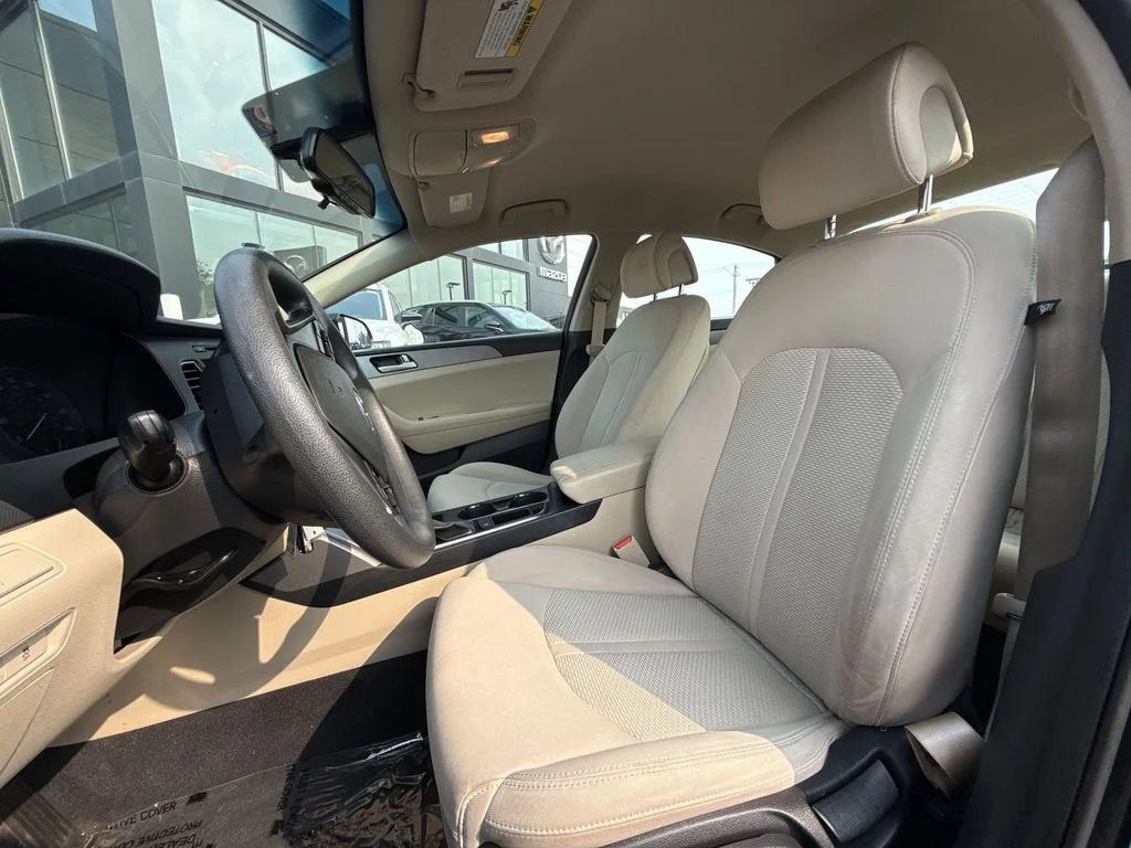 Used 2017 Black Hyundai SE image 11