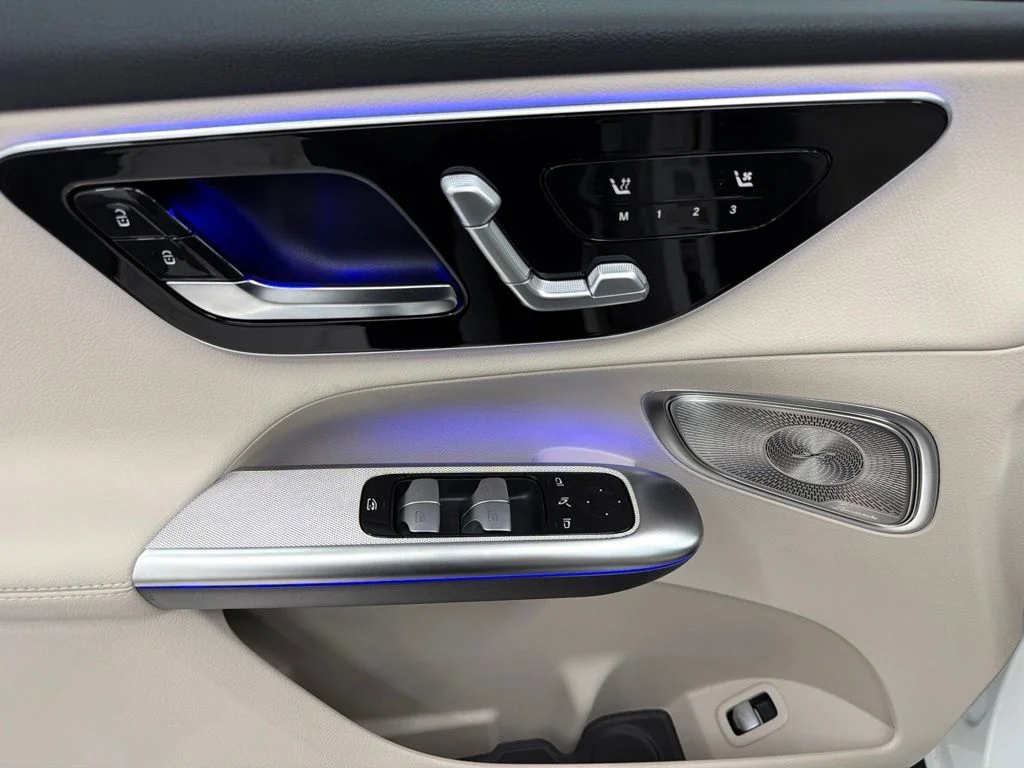 New 2027 White Mercedes-Benz GLC 300 image 20