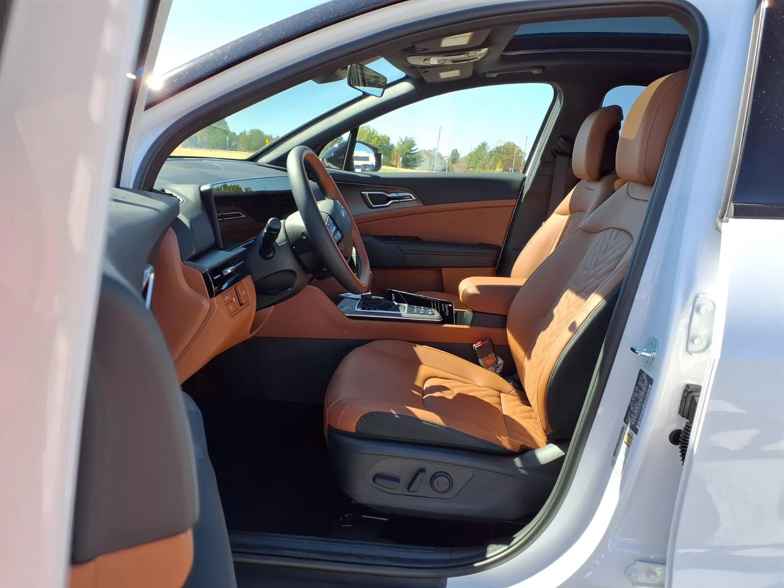 New 2027 Glacial White Pearl / Black Ro Kia X-Line image 14