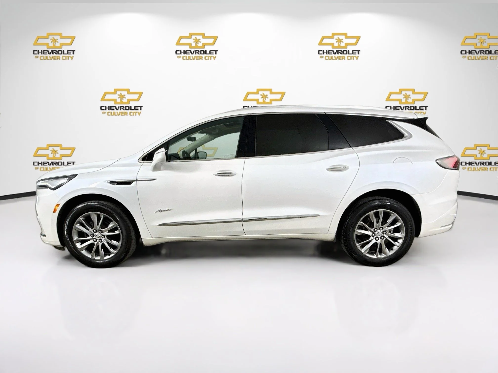 Used 2023 White Frost Tricoat Buick Avenir image 5