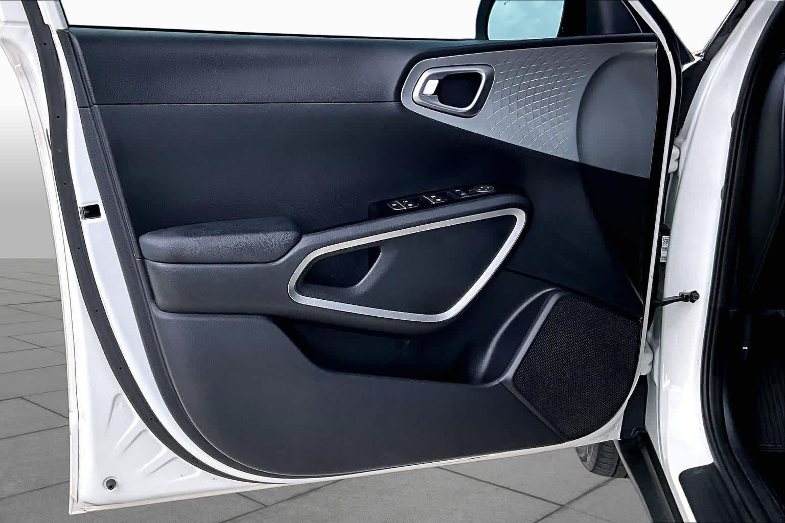 Used 2025 Clear White/Black Roof Kia S image 15