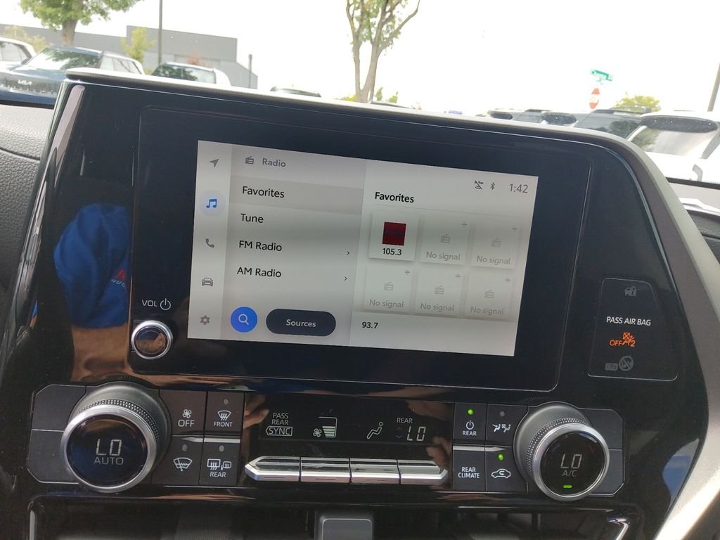 Used 2023  Toyota L image 11