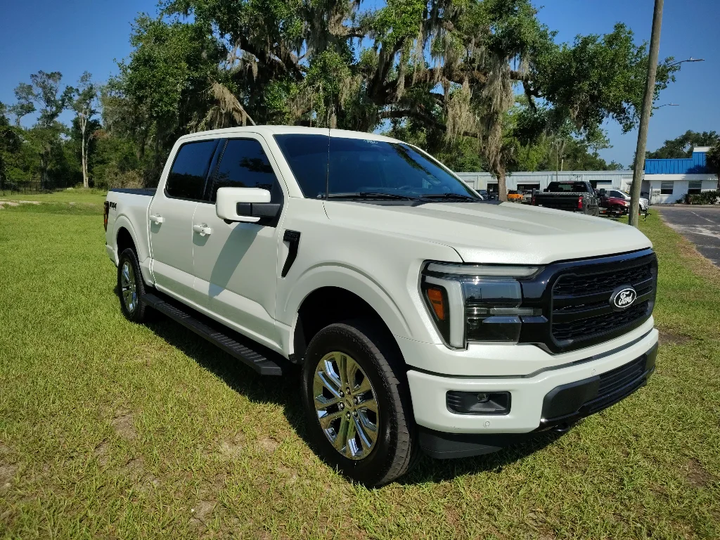 Used 2025 Star White Ford Lariat Crew Cab 4x4 image 9