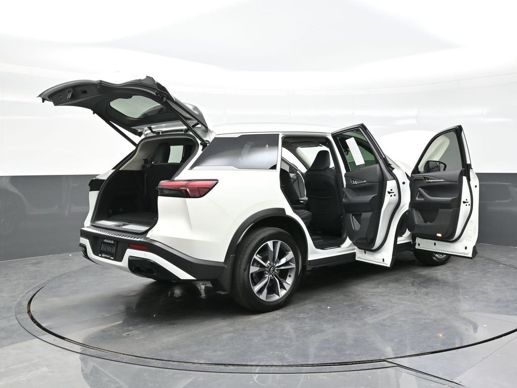 Used 2023 White INFINITI LUXE image 45