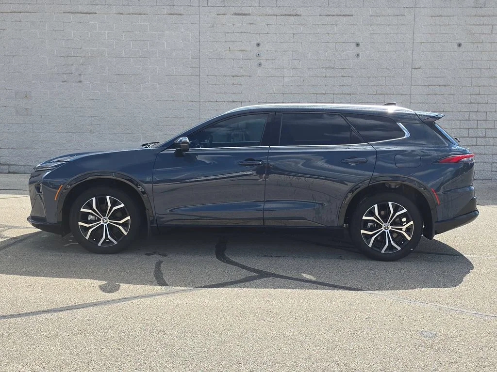 Used 2025 White Toyota XLE image 10