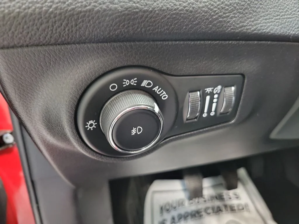 Used 2019 Red Jeep Latitude image 31