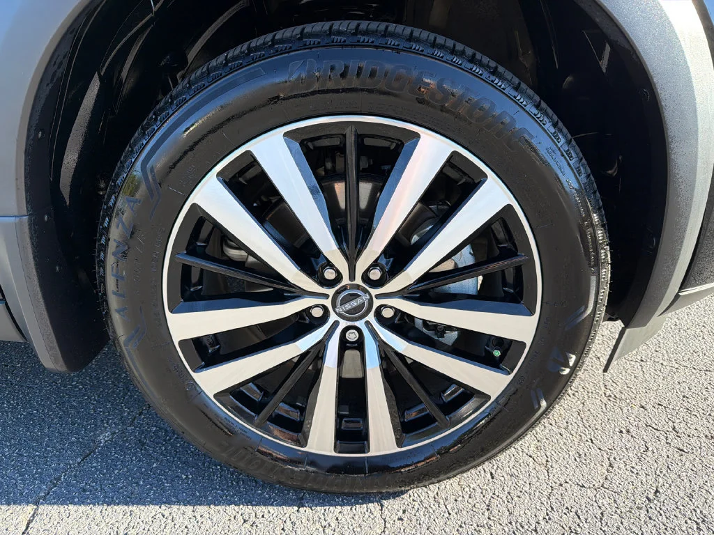 Used 2025 Black Nissan Platinum image 12