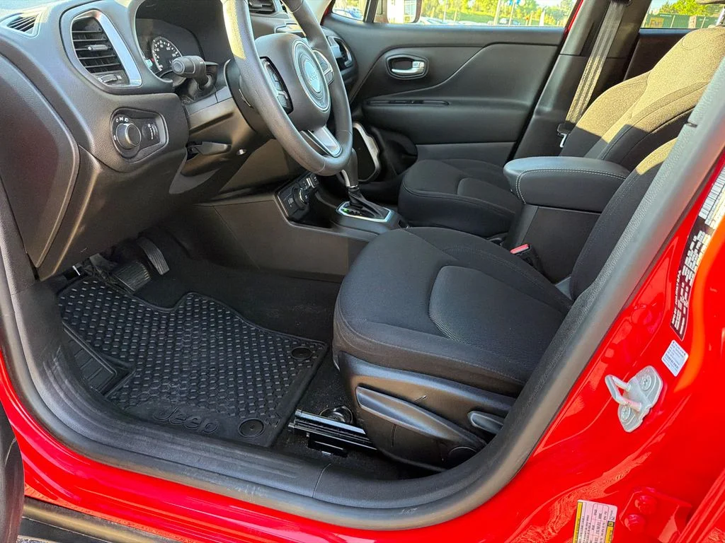 Used 2023 Red Jeep Latitude image 9