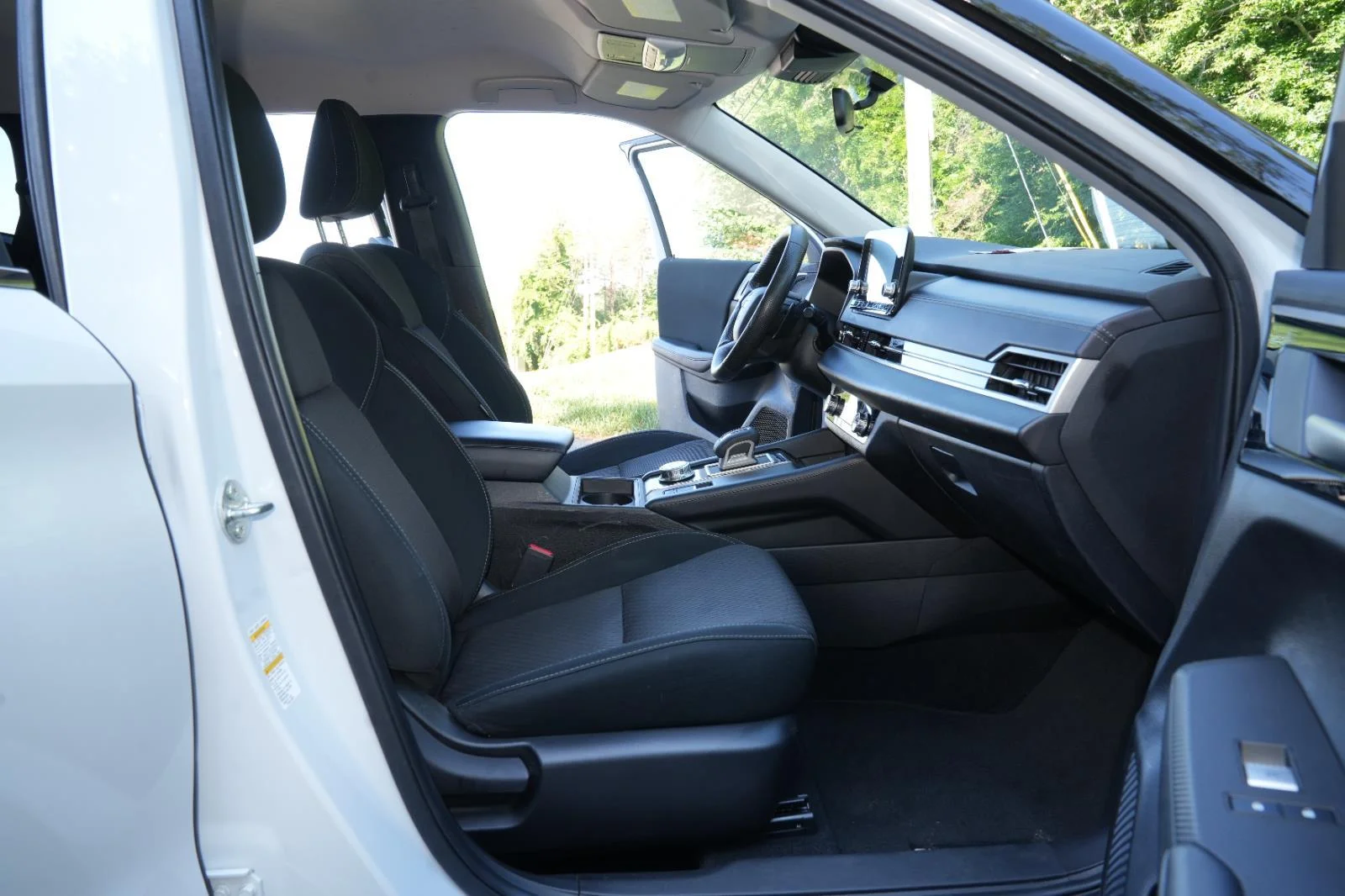 Used 2024 Silver Mitsubishi ES image 29