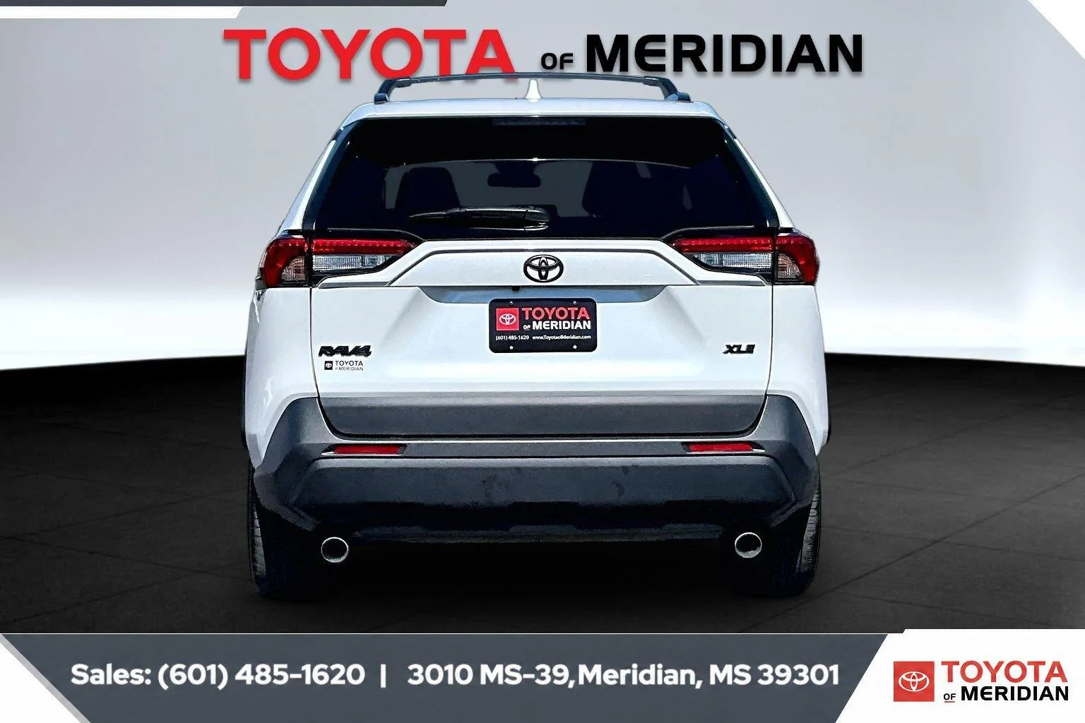 Used 2025 Wind Chill Pearl Toyota XLE Premium image 4