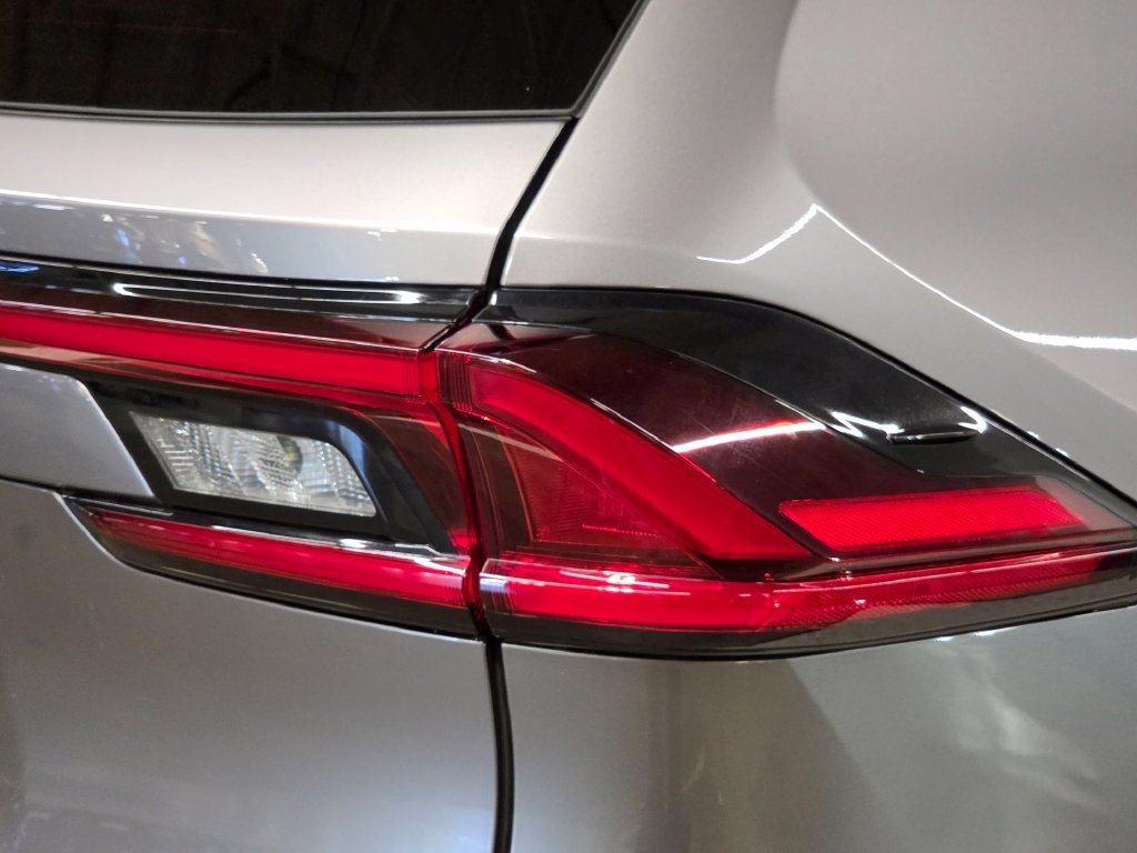 Used 2025  Toyota Limited image 15