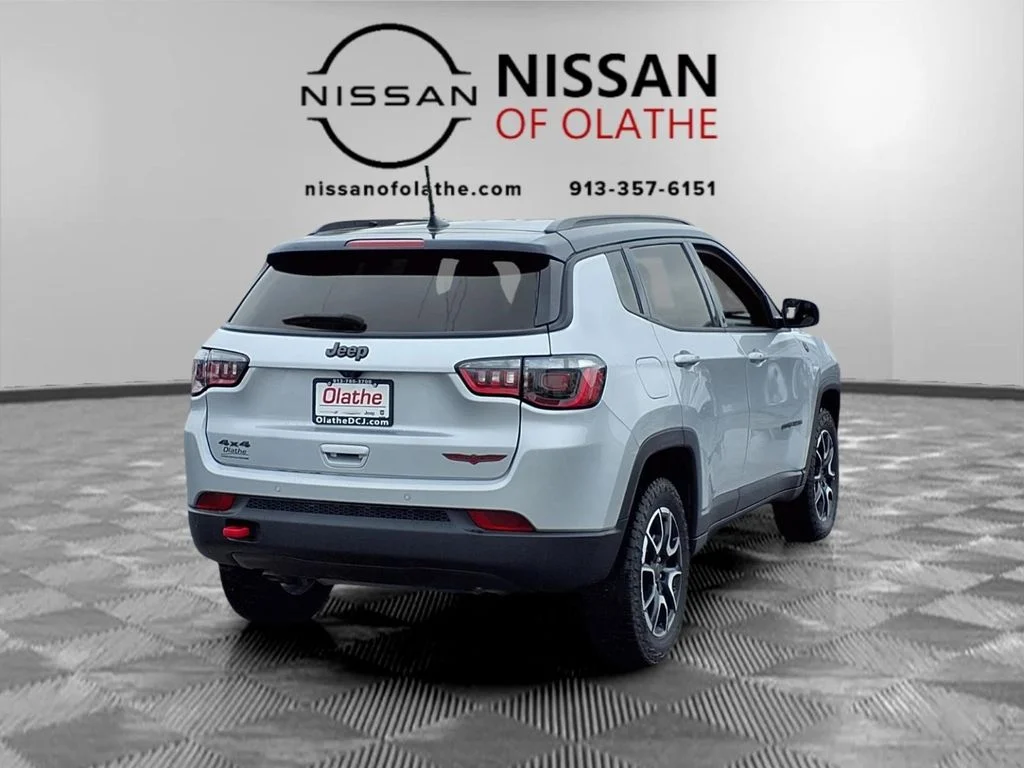 Used 2025 Silver Jeep Trailhawk image 28