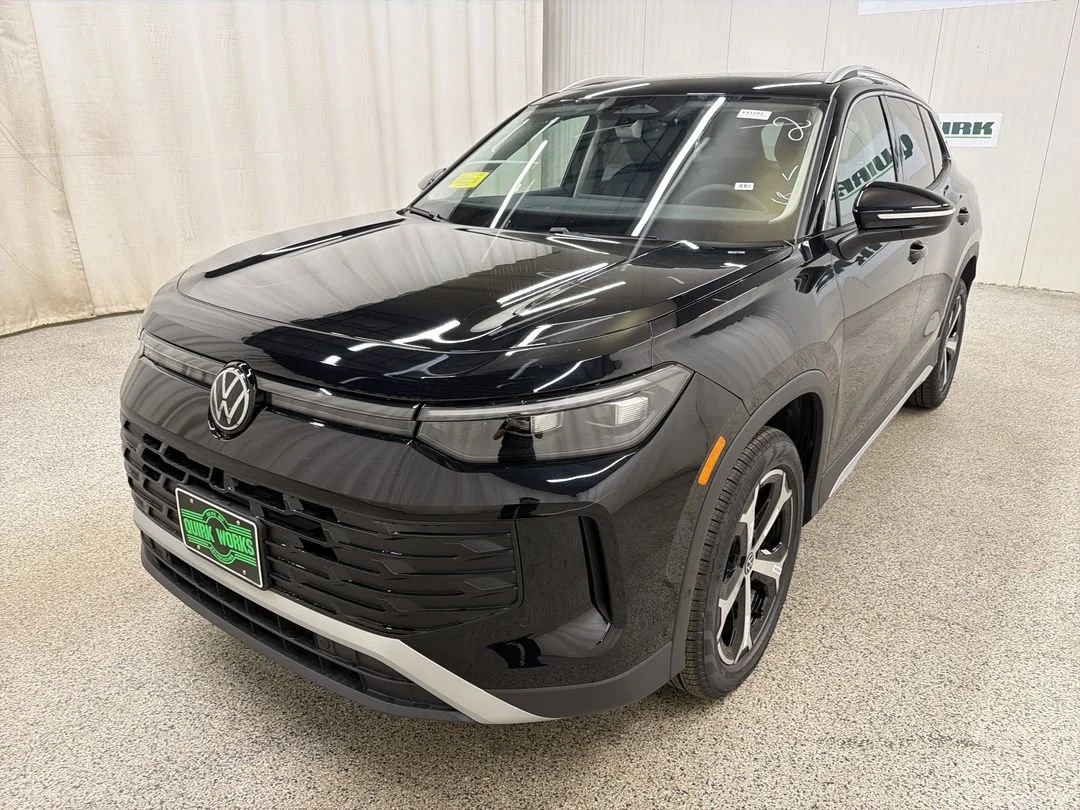 New 2026 Deep Black Pearl Volkswagen SE image 4