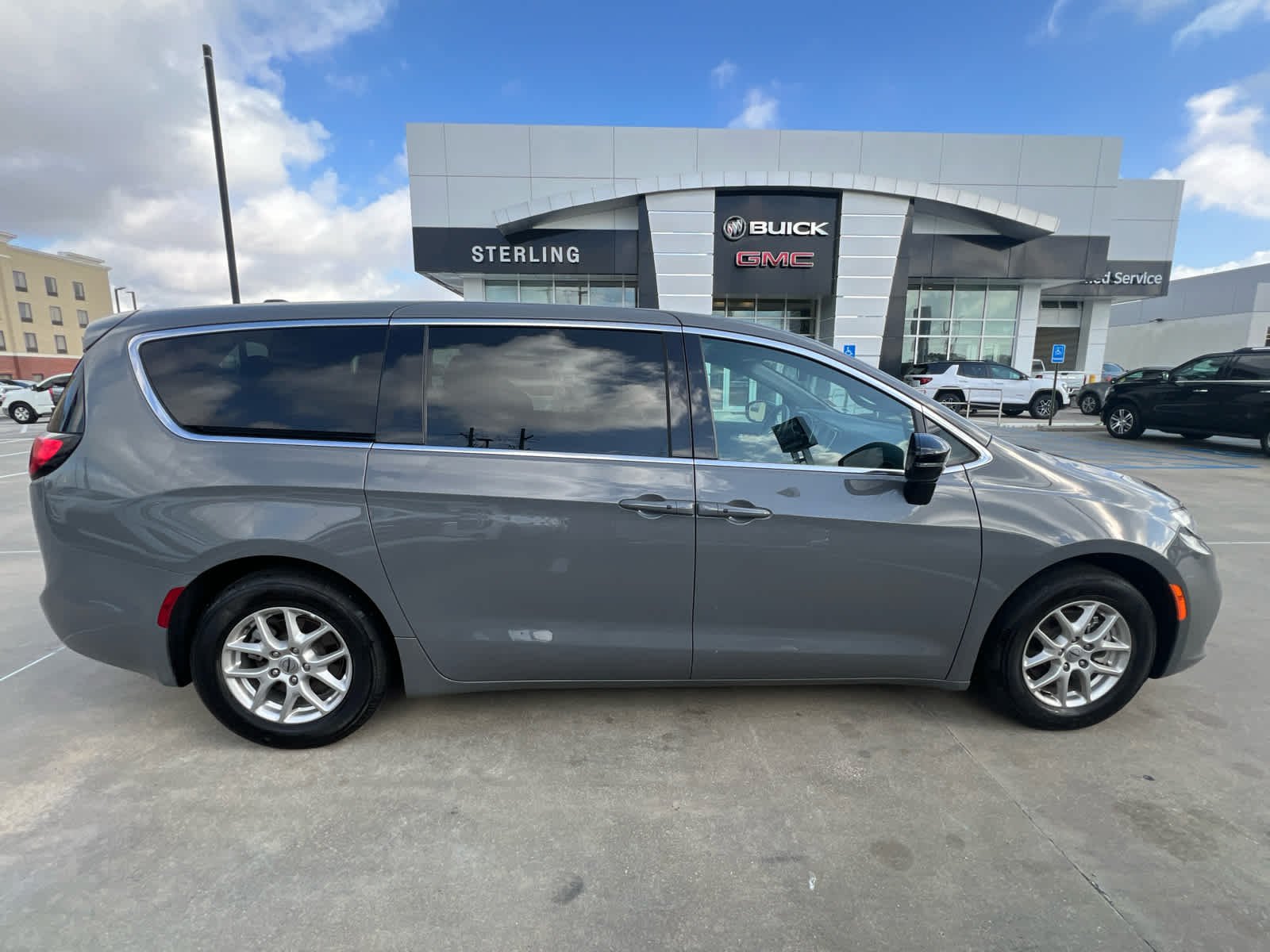 2025 Chrysler Pacifica Select