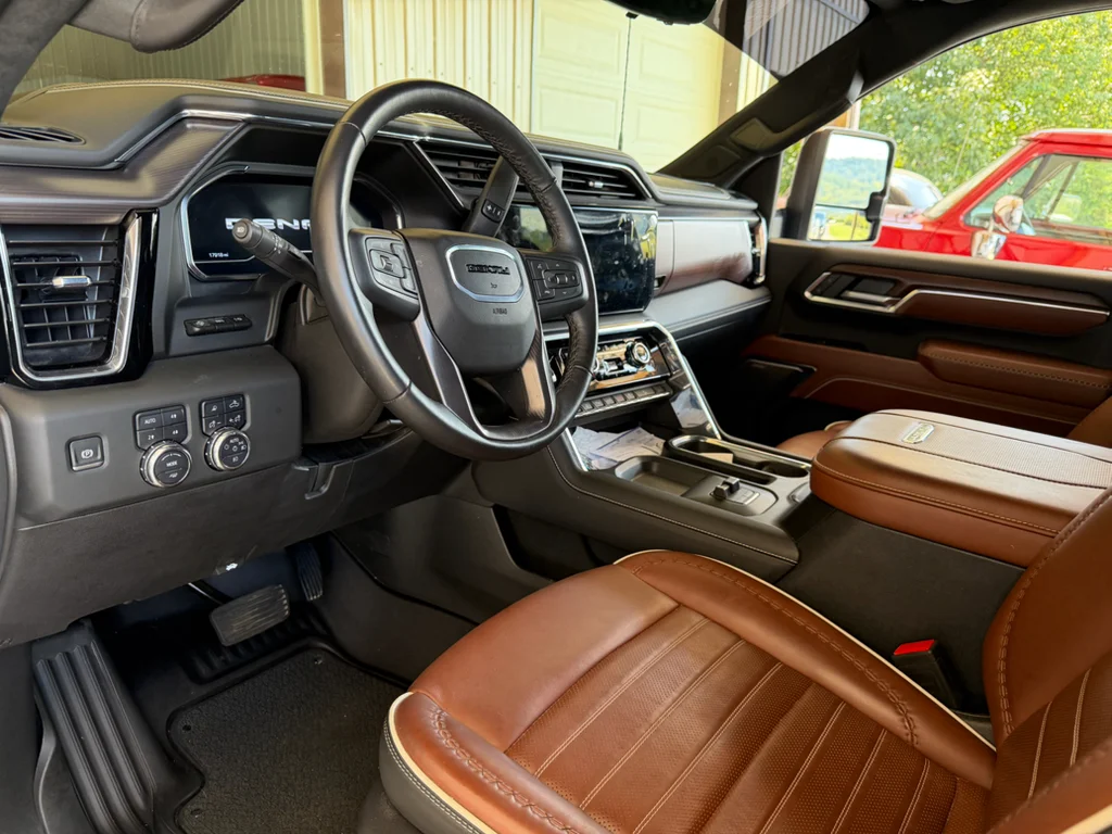 Used 2024 White Frost Tricoat GMC Denali Ultimate image 9