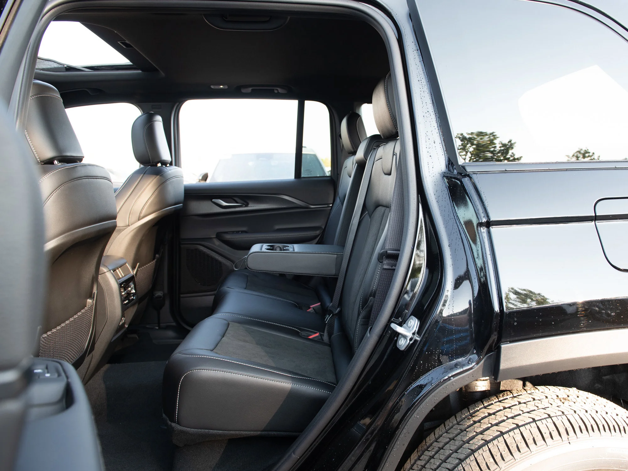 New 2025 Black Jeep Altitude* Sunroof, Trailer Tow Pkg, Heated Leather image 21