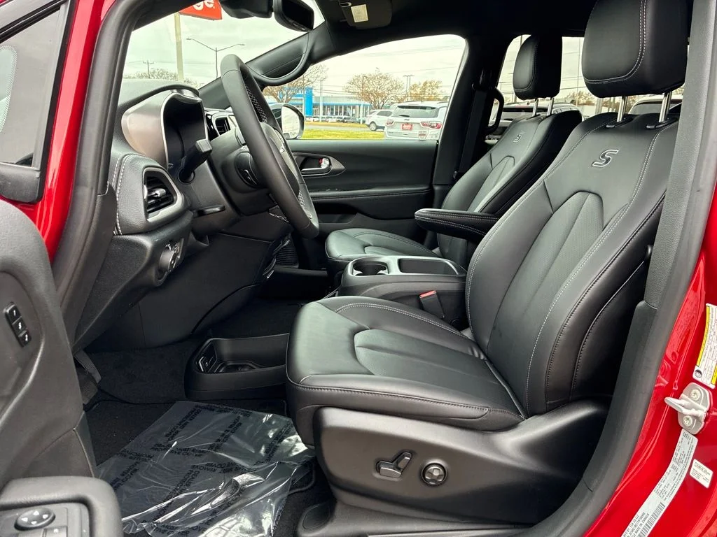 New 2026 Red Hot Pearl-Coat Exterior Paint Chrysler Select image 10