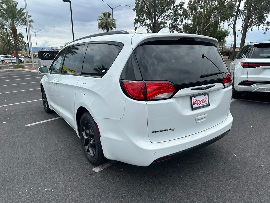 Used 2018 White Chrysler Touring L image 29