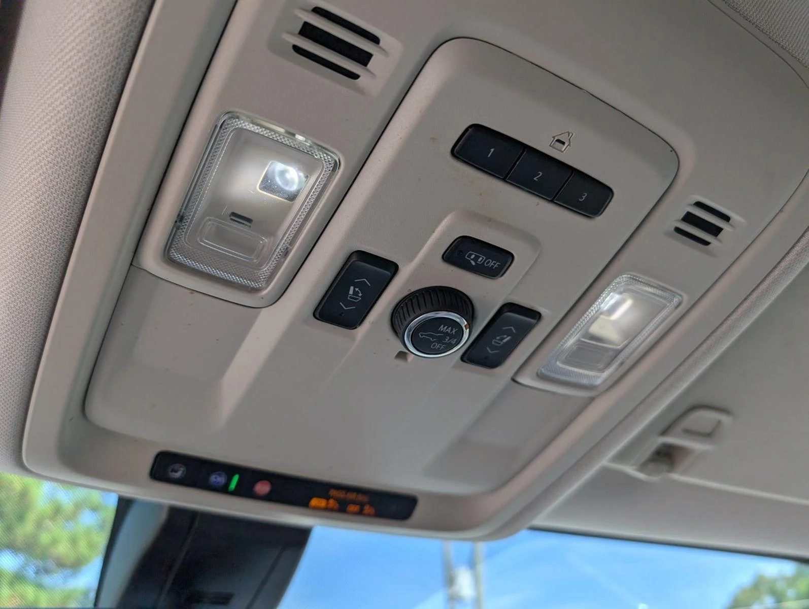 Used 2022 White Frost Tricoat GMC Denali image 24