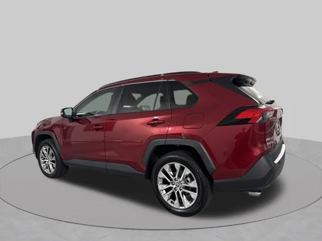 Used 2021 Red Toyota XLE Premium image 5