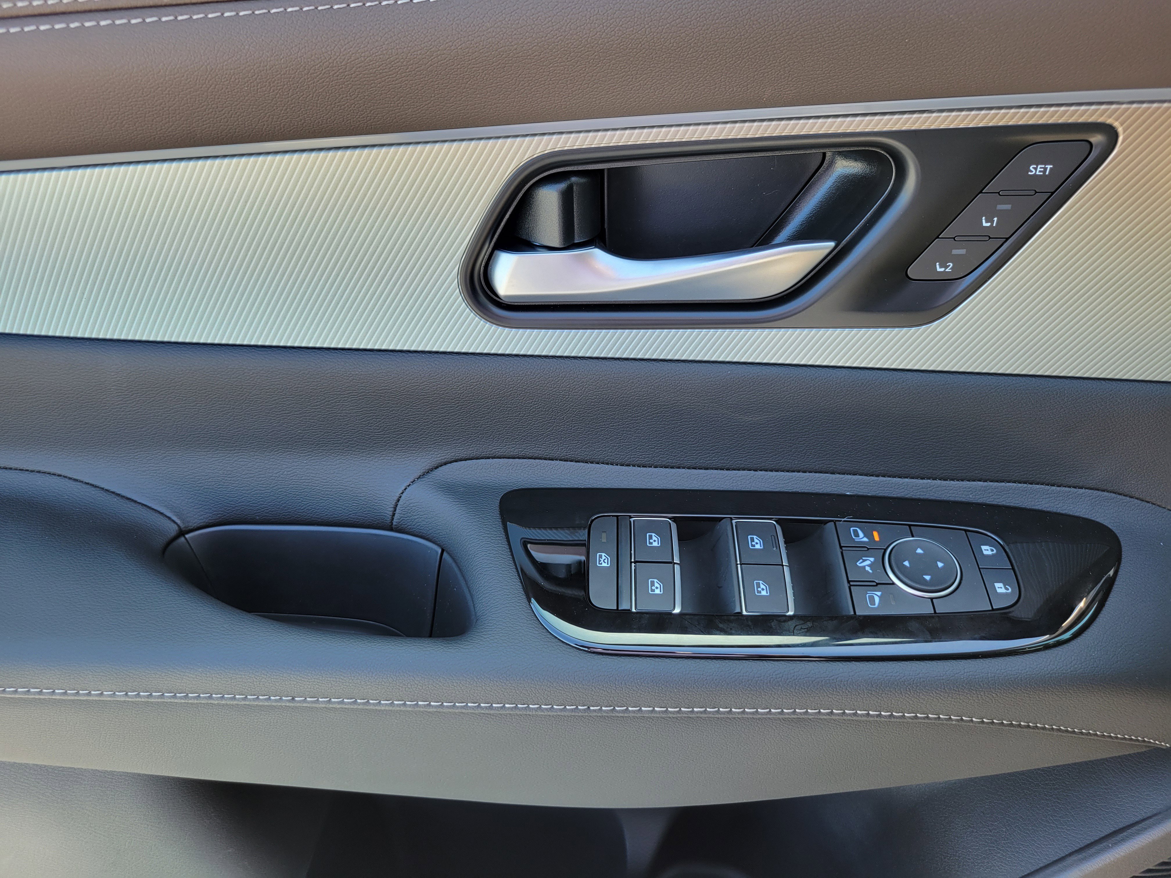 New 2026 Champagne Silver Metallic Nissan Platinum image 30