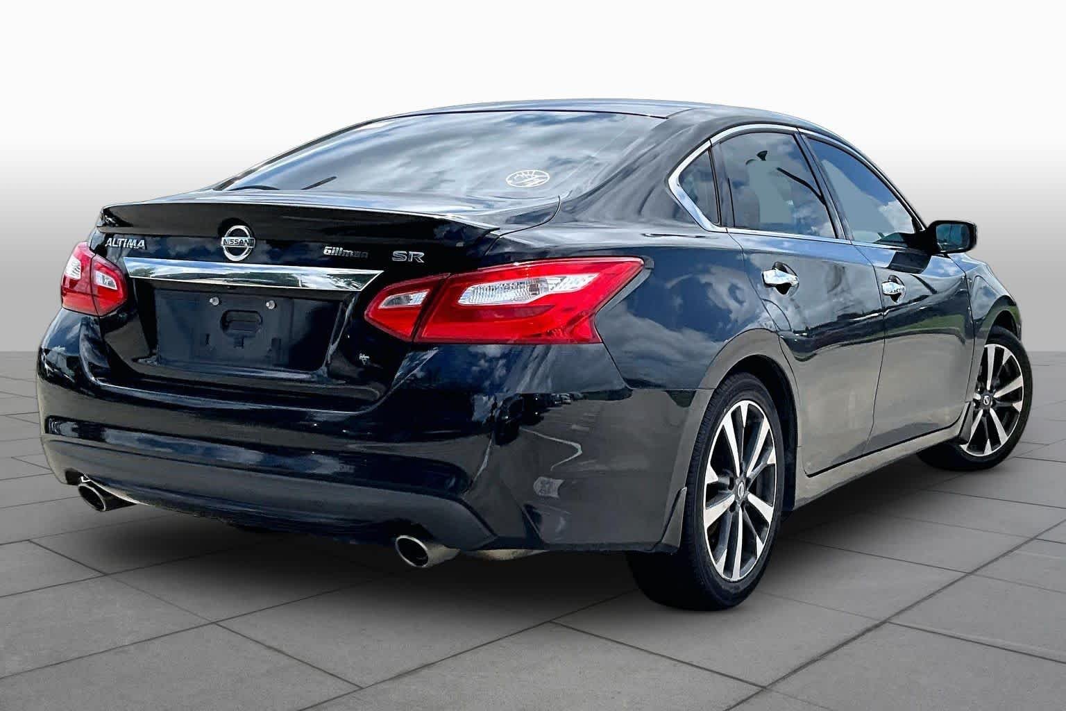 Used 2016 Super Black Nissan 2.5 SR image 12