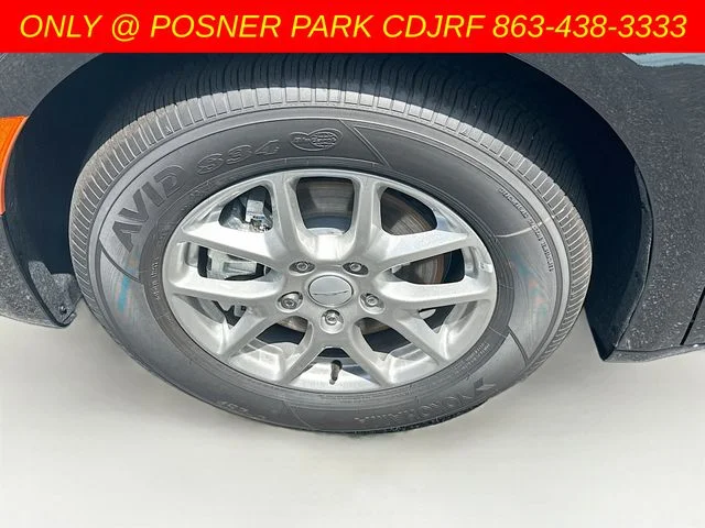 New 2027 Diamond Black Crystal Pearl-Coat Exterior Paint Chrysler  image 33