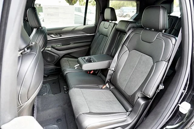 New 2026 Diamond Black Crystal Pearl-Coat Exterior Paint Jeep Altitude image 21